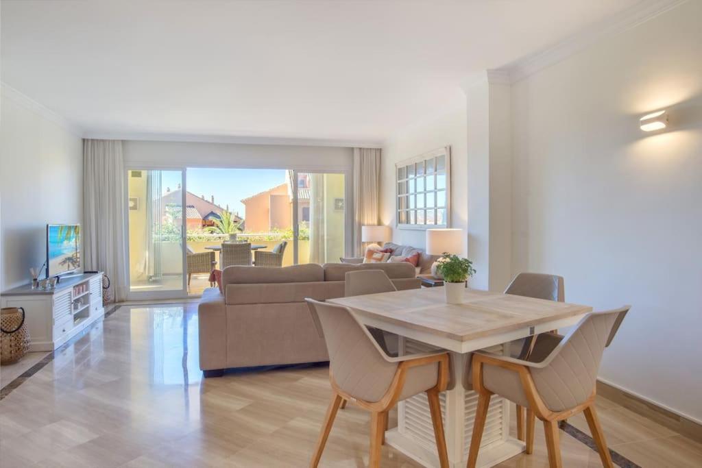 Modern By The Sea. Apartment Marbella